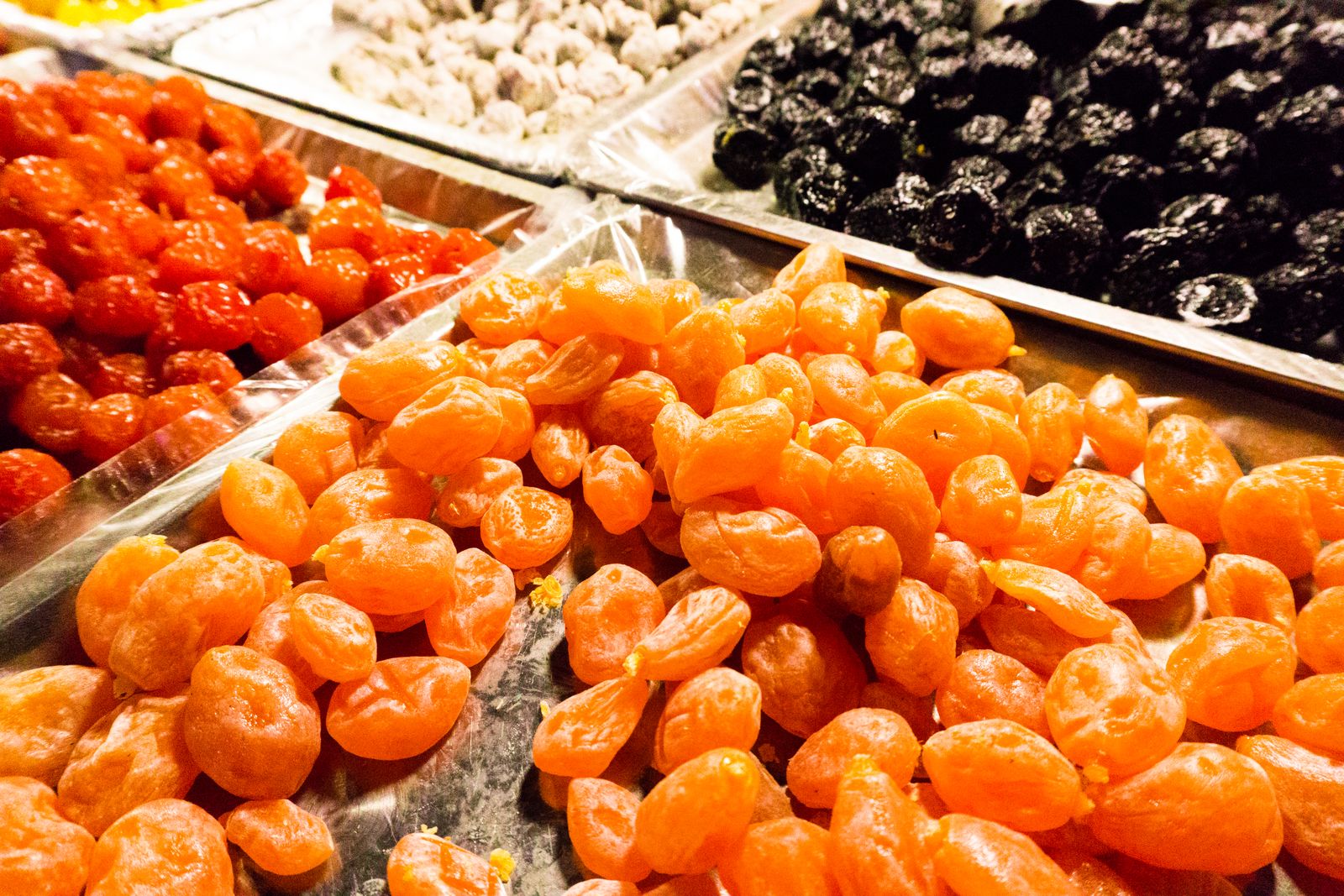 Puesto de mercado con fruta deshidratada: destinos internacionales de la ciruela chilena