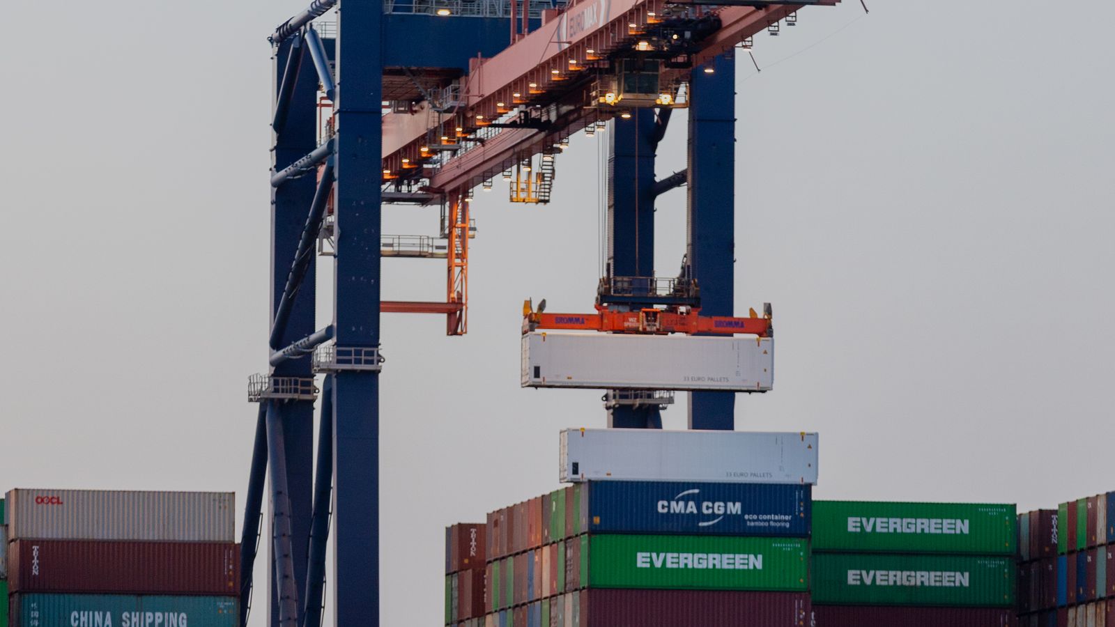 Contenedores en terminal portuaria: Chile lidera la exportación mundial de ciruela deshidratada