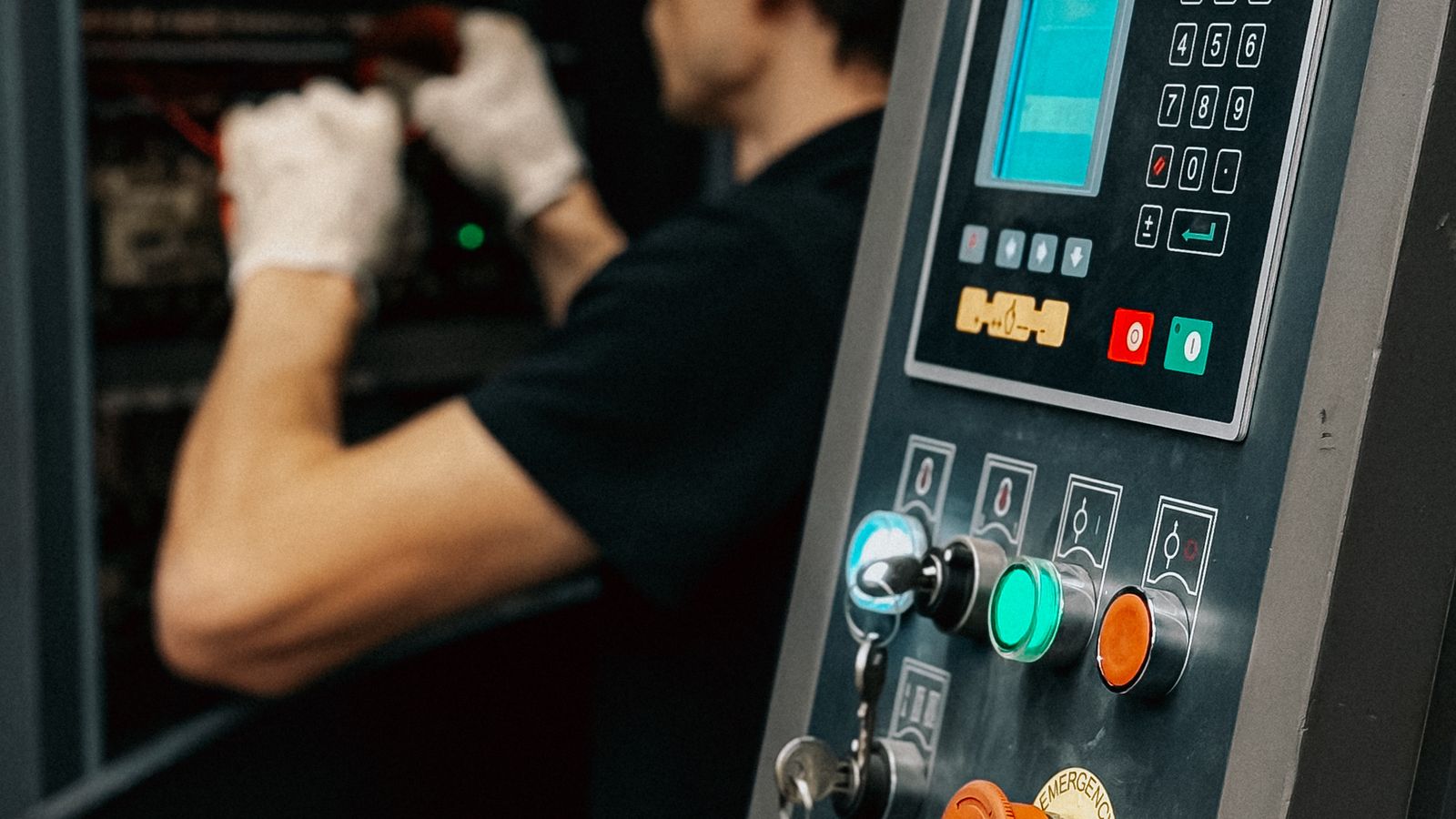 T&eacute;cnico interviniendo el tablero de control de una m&aacute;quina industrial durante su reacondicionamiento
